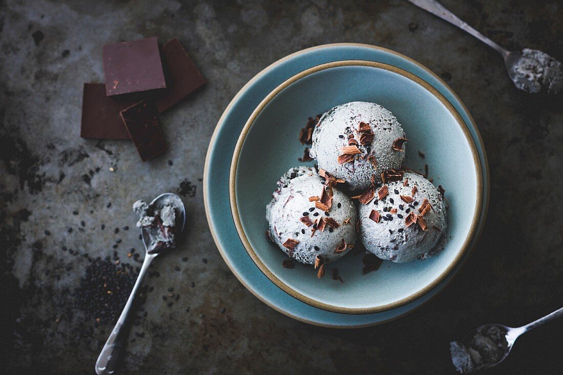 Chocolate Chip Eiscreme mit schwarzem Sesam (Aufsicht)