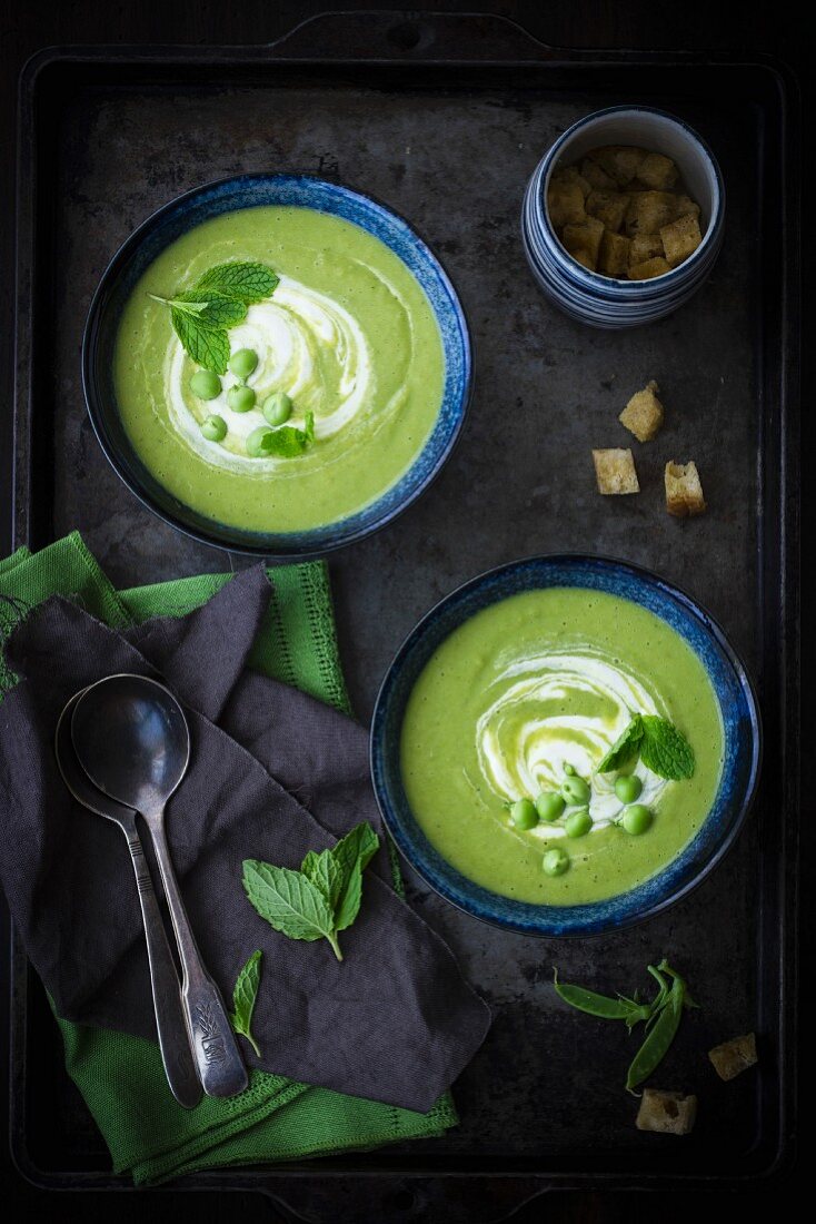 Erbsensuppe mit Minze und Croûtons (Aufsicht)