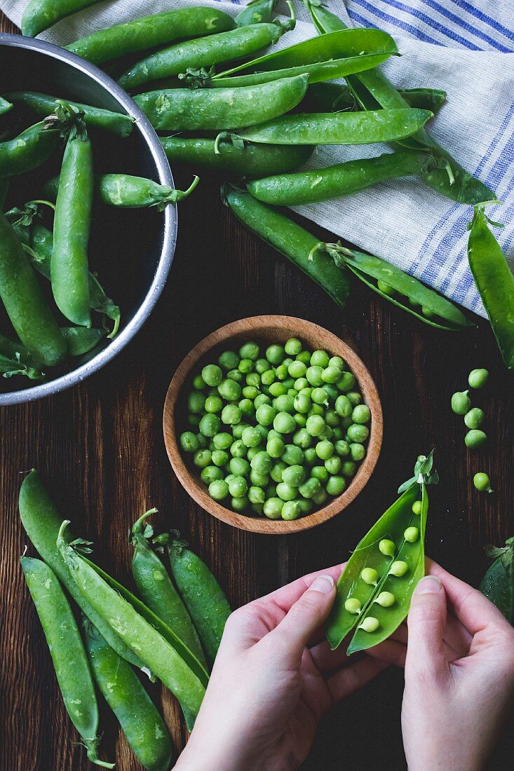 Shelling peas