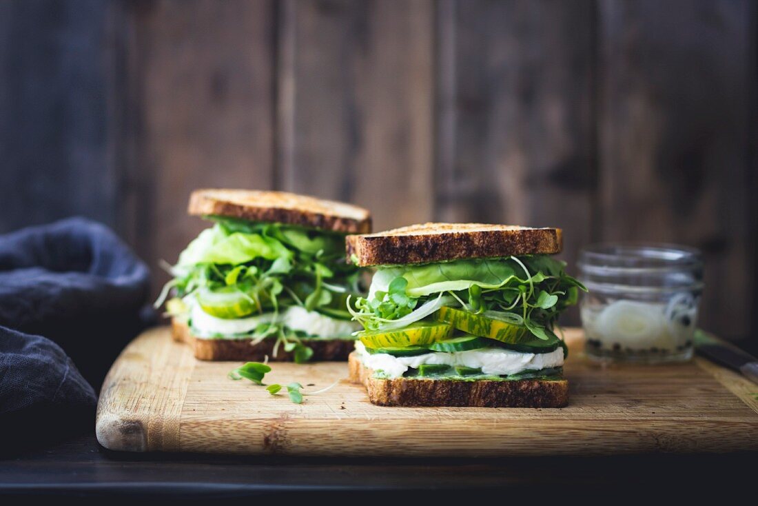 Grüne Gemüse-Sandwiches mit Tomaten, Gurke, Kresse und Salat