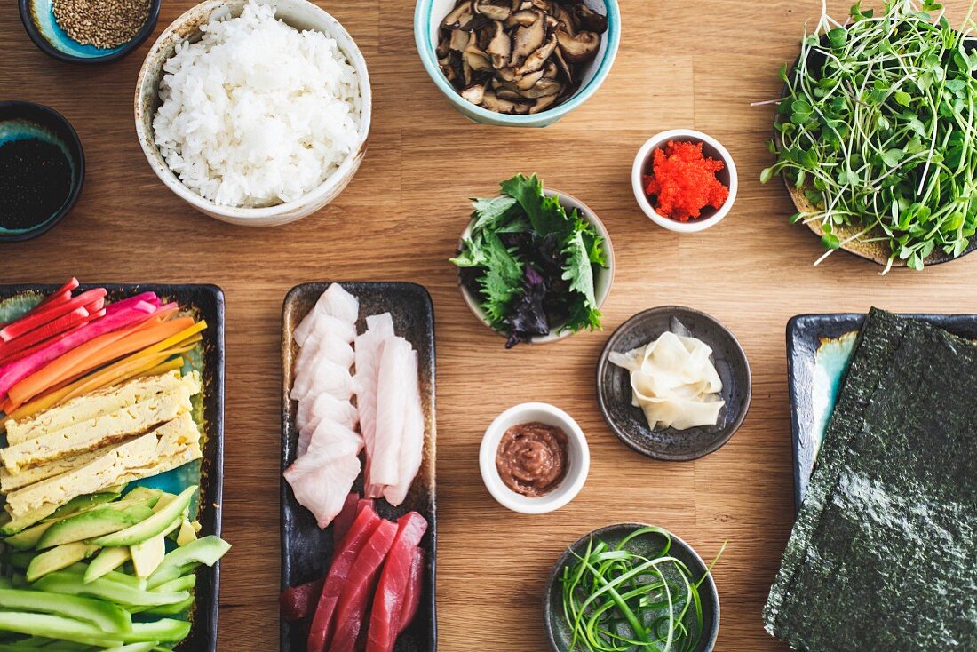 Zutaten für die Zubereitung von Sushi (Aufsicht)