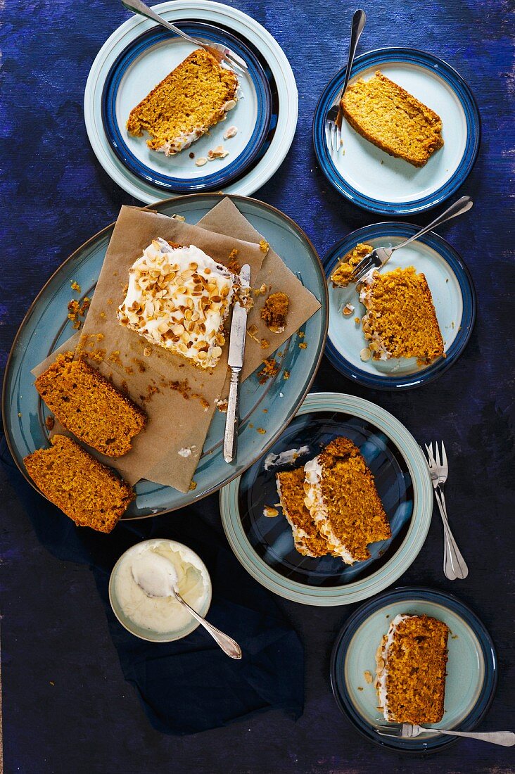 Karottenkuchen mit Kardamom, Frischkäse-Frosting und gerösteten Mandeln