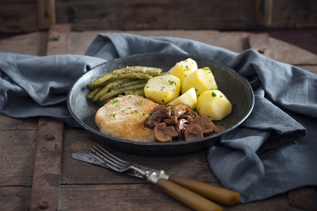 Vegane Steckrübenschnitzel mit Kartoffeln, Bohnen und Champignons