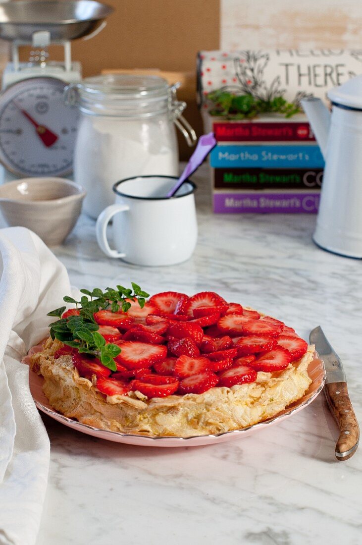 Erdbeergalette auf Marmorplatte in der Küche