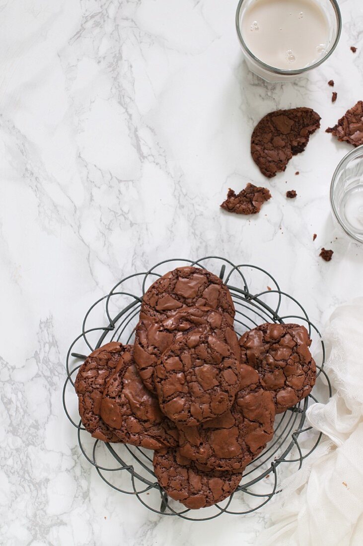 Brownie-Kekse auf Kuchengitter