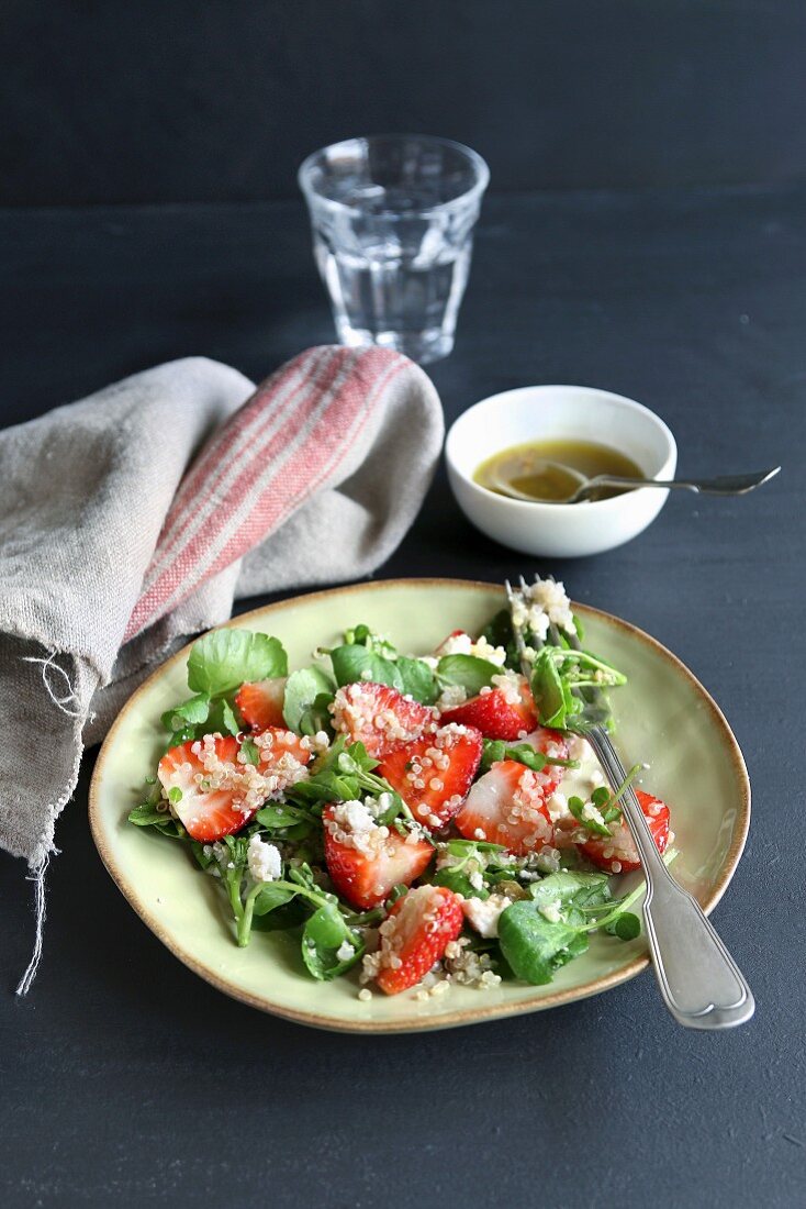 Quinoa salad with strawberry, goat cheese and watercress