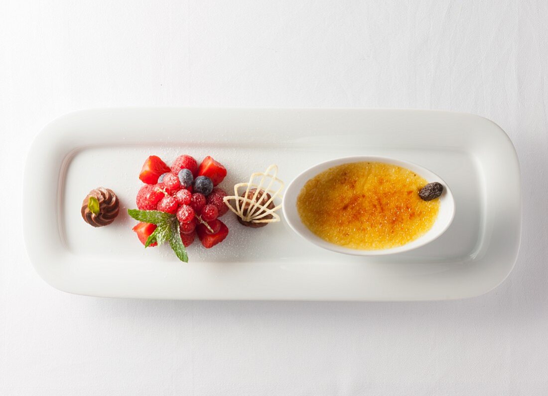 Crème brûlée with berries