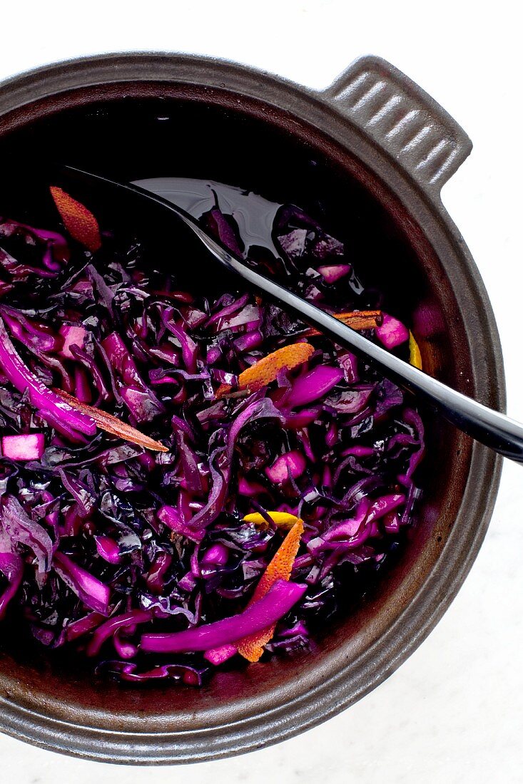 Red cabbage and orange peel (view from above)