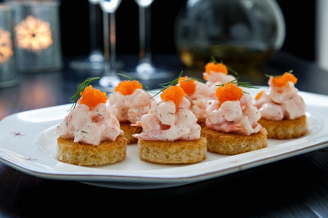 Canapés mit Garnelen und Kaviar