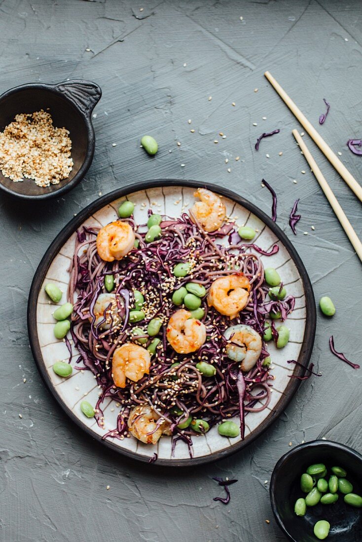 Nudeln mit Rotkohl, Garnelen, Edamame und Sesam (Asien)