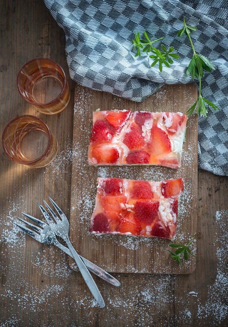 Veganer Waldmeister-Erdbeer-Kuchen mit Schaumweinguss