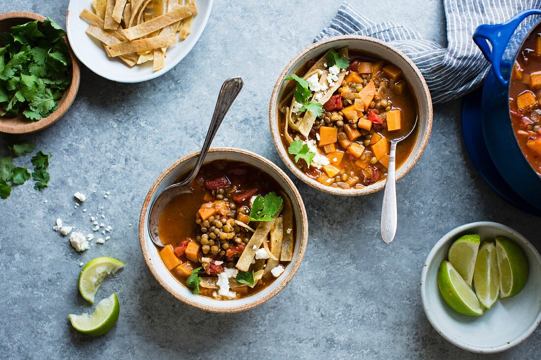 Smoky Süsskartoffelsuppe mit Linsen und Tortillastreifen (vegan, glutenfrei)