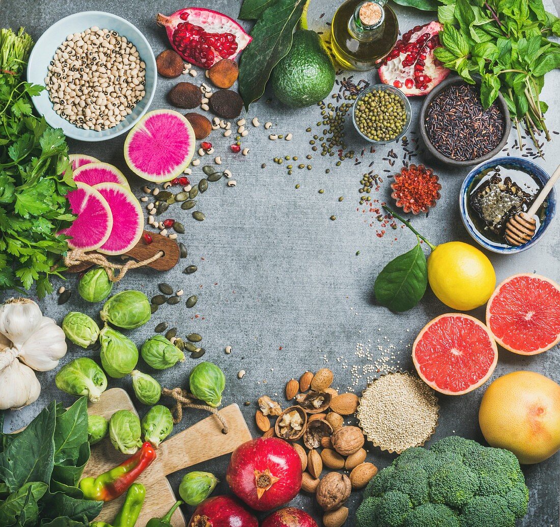 Superfood-Stillleben mit Gemüse, Obst, Samen, Getreide, Bohnen, Gewürzen und Kräutern