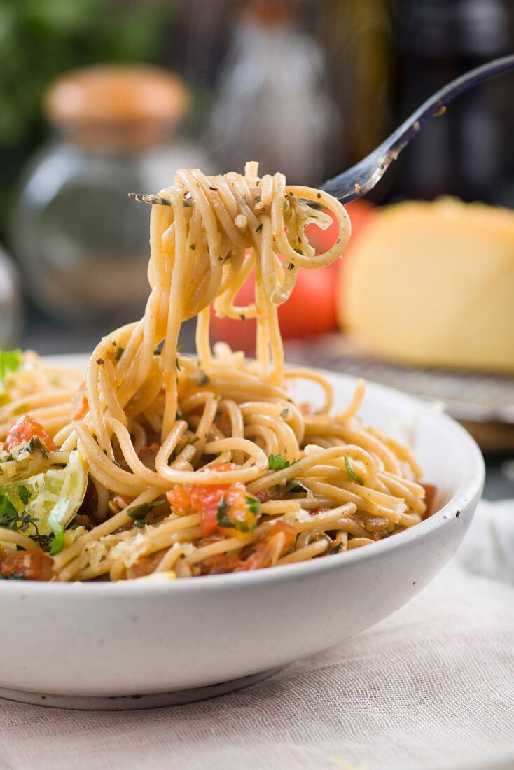 Spaghetti mit Tomatensauce und Kräutern