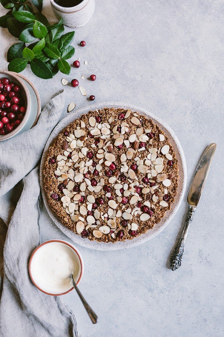 Cranberry-Mandeltarte mit Creme Fraiche und frischen Preiselbeeren