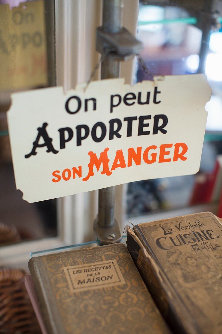 Bücher im Restaurant 'L'Assiette', Paris, Frankreich