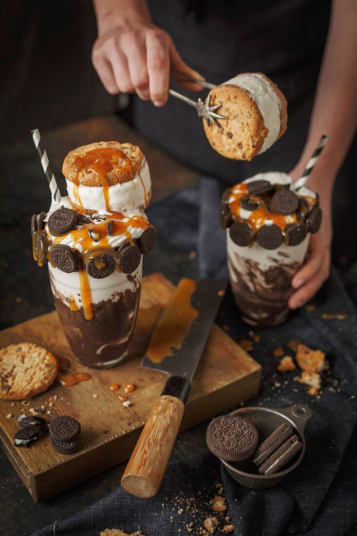 Monster-Cookie-Milchshake mit Oreokeksen und Vanilleeis