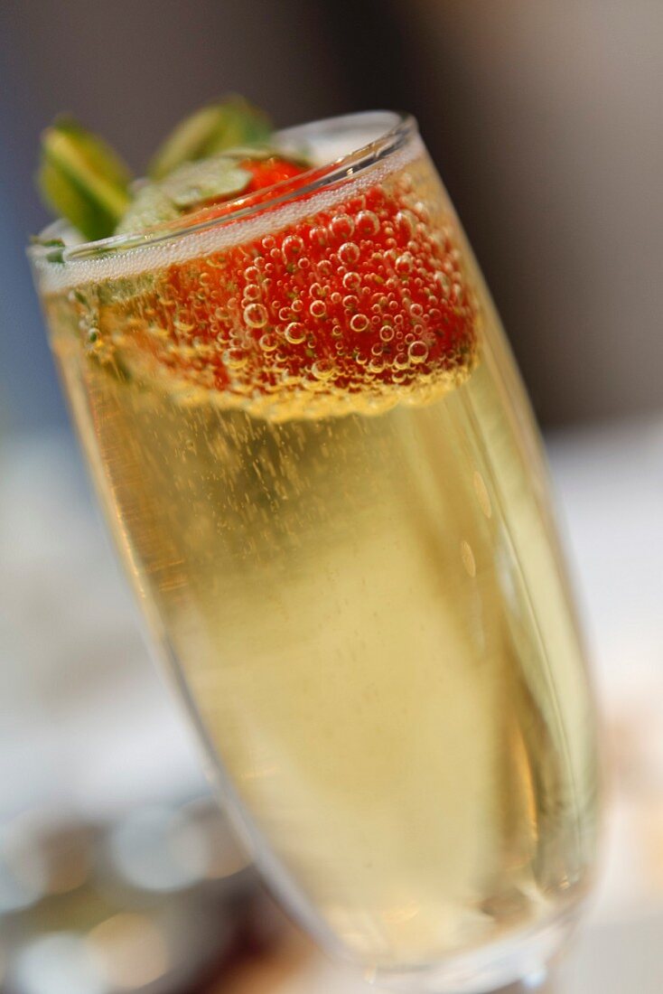 Champagner-Glas mit Erdbeere (Nahaufnahme)