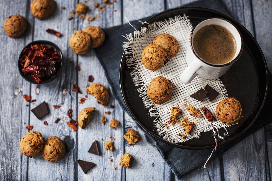Bitterschokoladen-Cookies mit Chili zum Kaffee