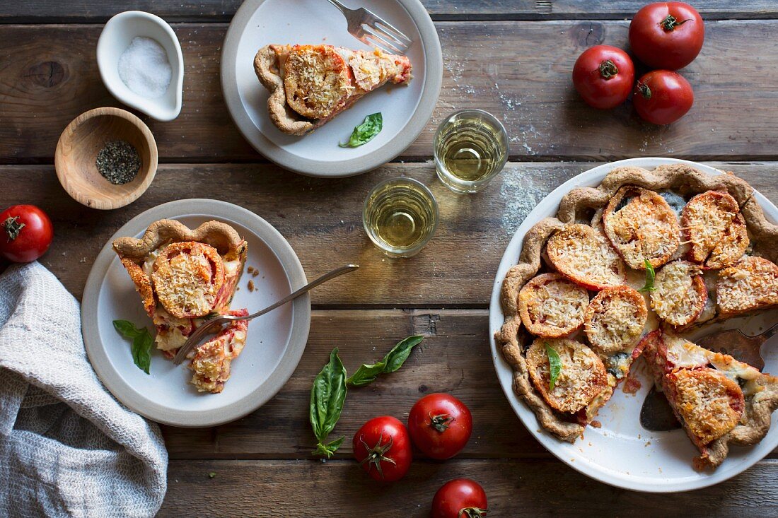 Glutenfreie Tomatenpie mit Maismehl, Basilikum und Parmesan