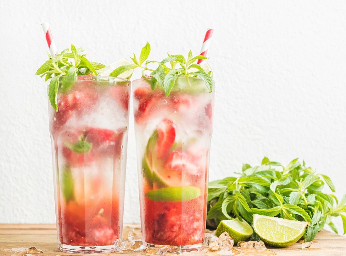 Sommer-Cocktail: Erdbeer-Mojito mit Minze und Limetten in hohen Gläsern
