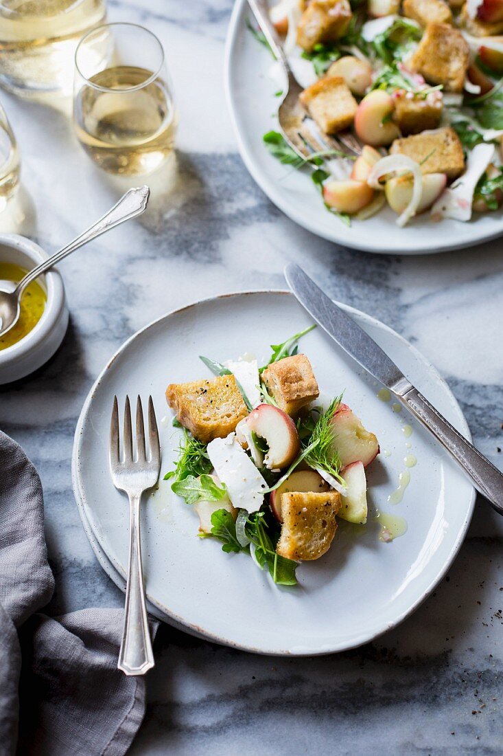 Glutenfreier Panzanella-Salat mit Donuts, Pfirsichen, Rucola und Ricotta