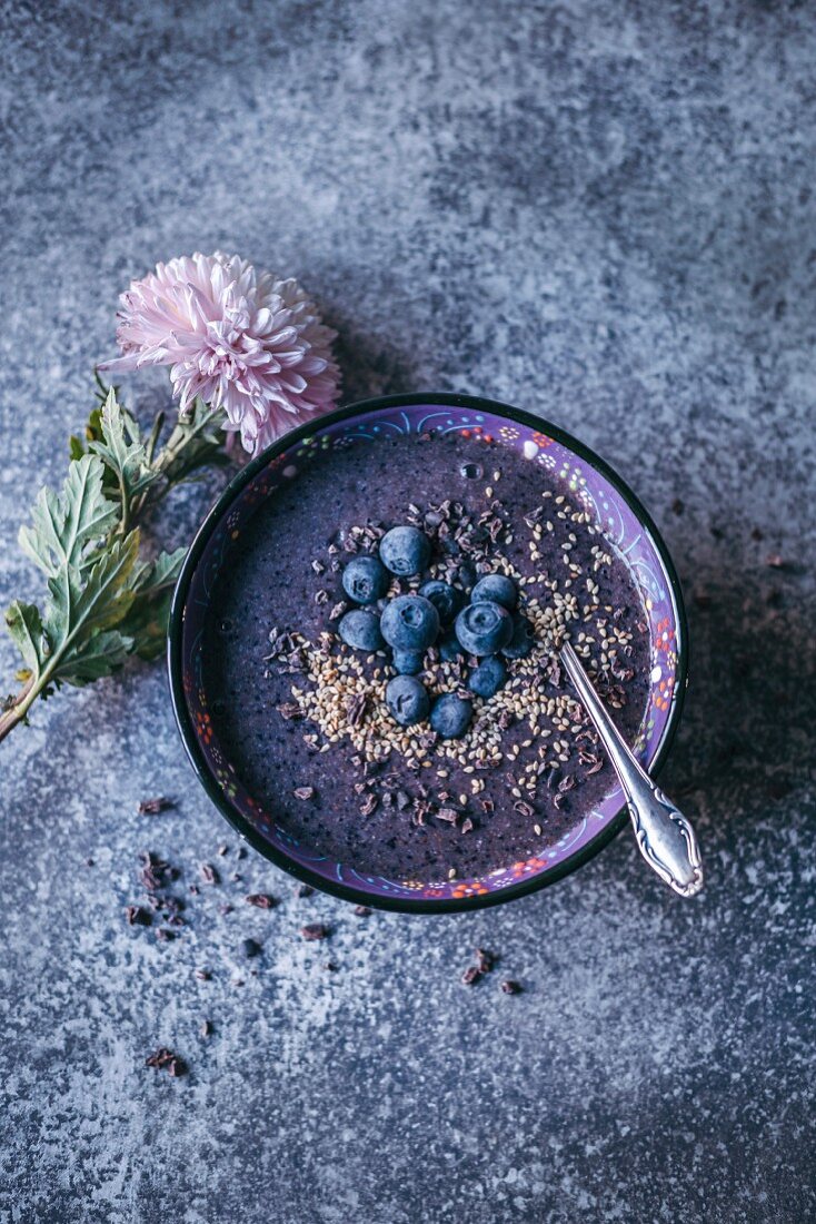 Smoothie Bowl mit Blaubeeren, Acai, Banane, Sesam und Kakaonibs