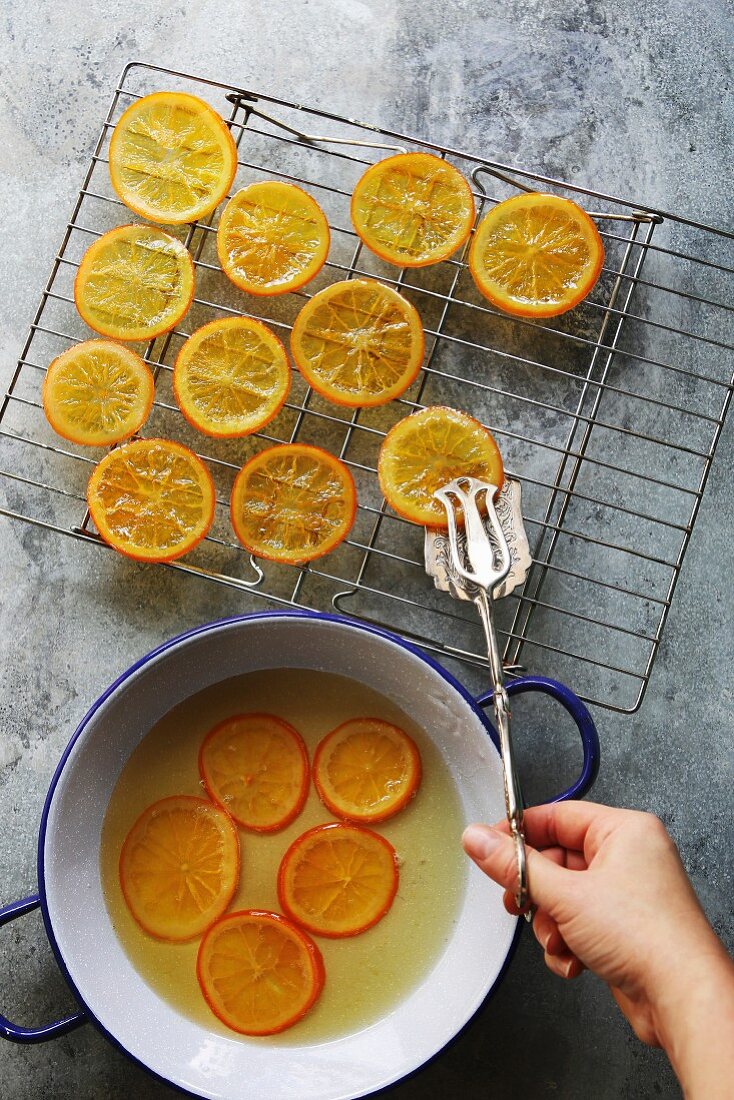 Kandierte Orangenscheiben zubereiten