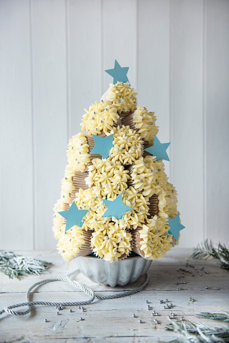 Weihnachtsbaum aus Cupcakes mit Buttercreme und Zuckerperlen
