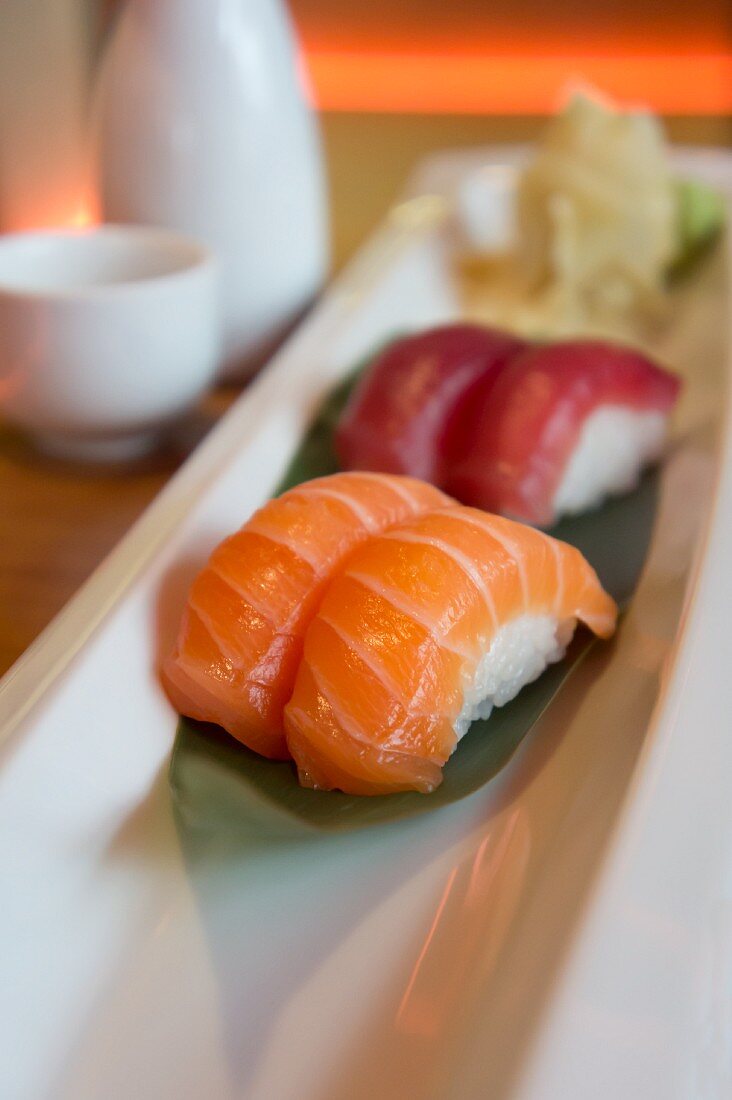 Nigiri Sushi mit Lachs und Thunfisch