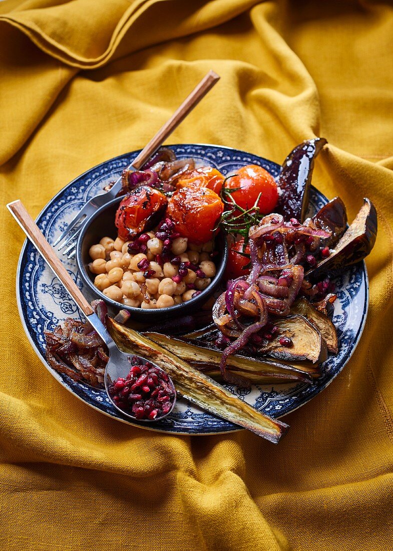 Kichererbsen mit gebratener Aubergine, karamellisierter Zwiebel und getrockneten Granatapfelkernen