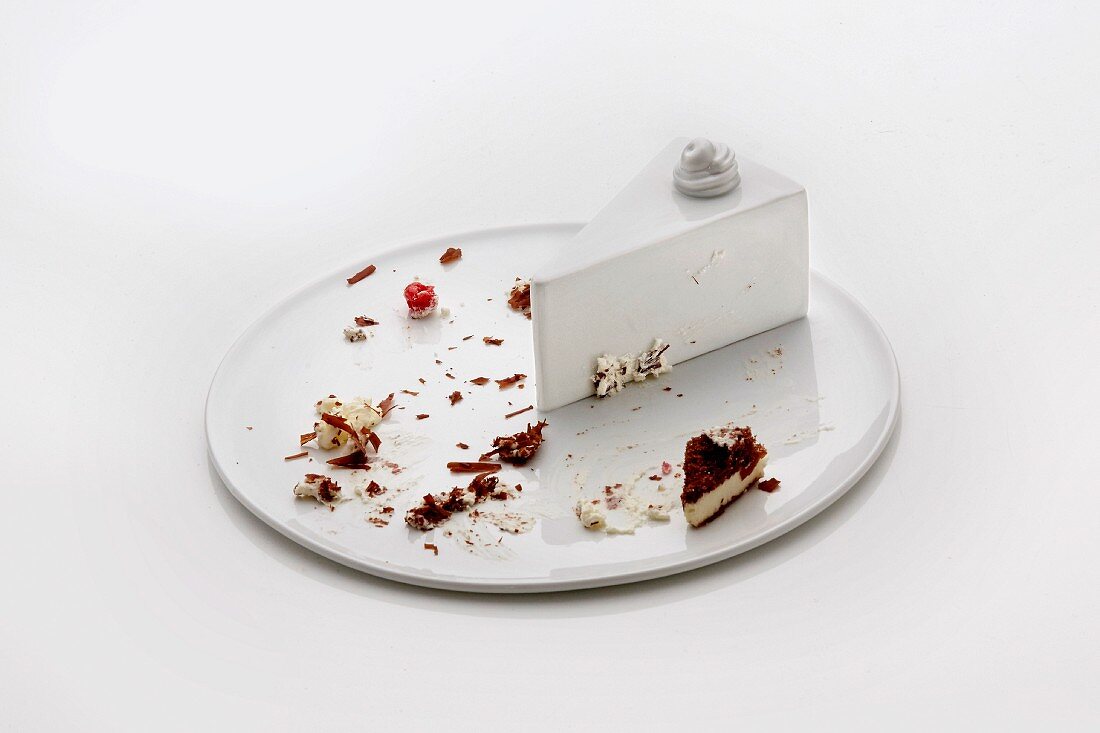 A piece of porcelain cake on the 'Anstandsstück' cake plate