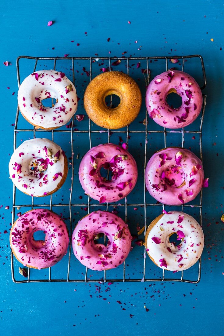 Doughnuts mit Rosenblätter