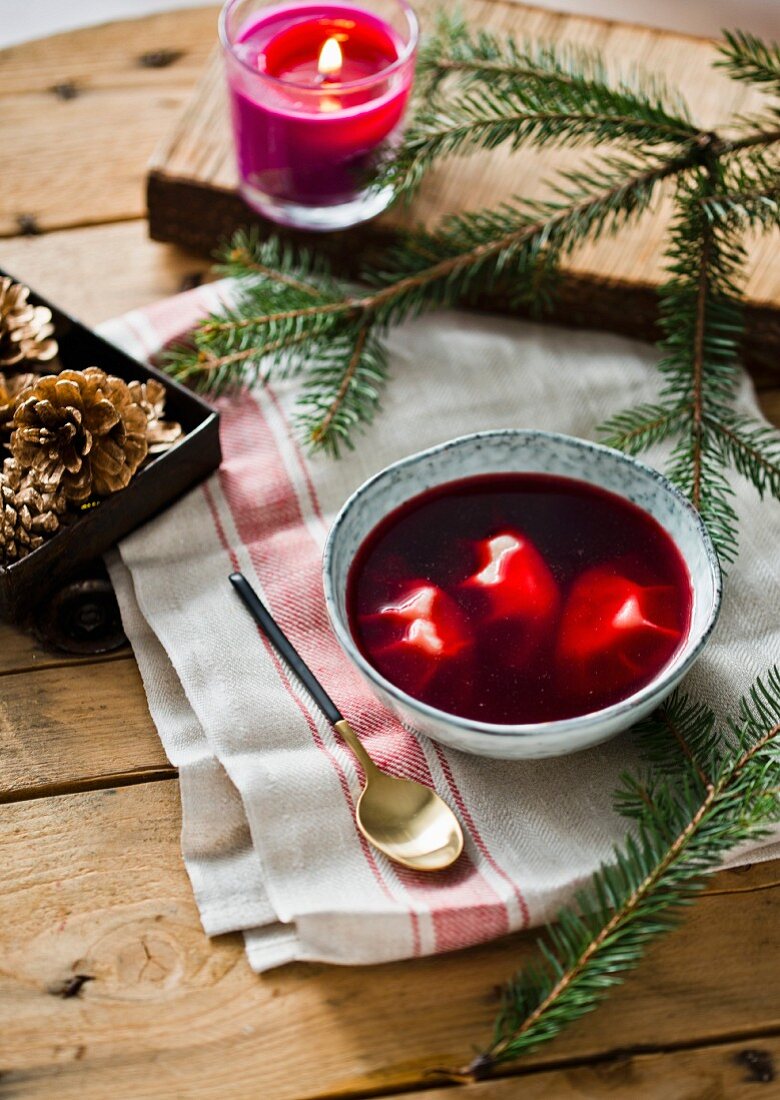 Rote-Bete-Suppe mit Teigtaschen zu Weihnachten (Polen)