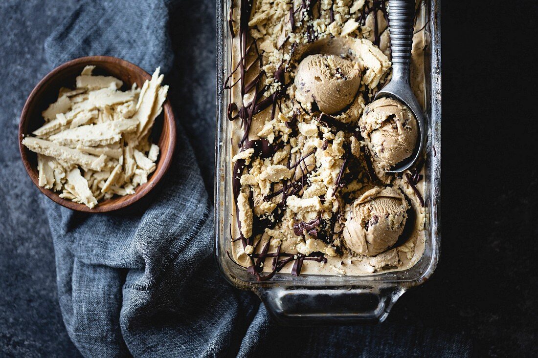 Selbstgemachte Eiscreme mit Coffee-Halva und Chocolate Chips