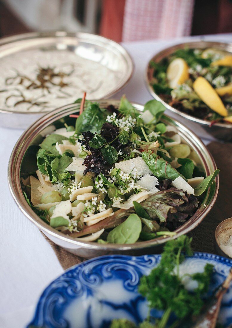 Sommerlicher gemischter Blattsalat mit Weintrauben und Parmesan