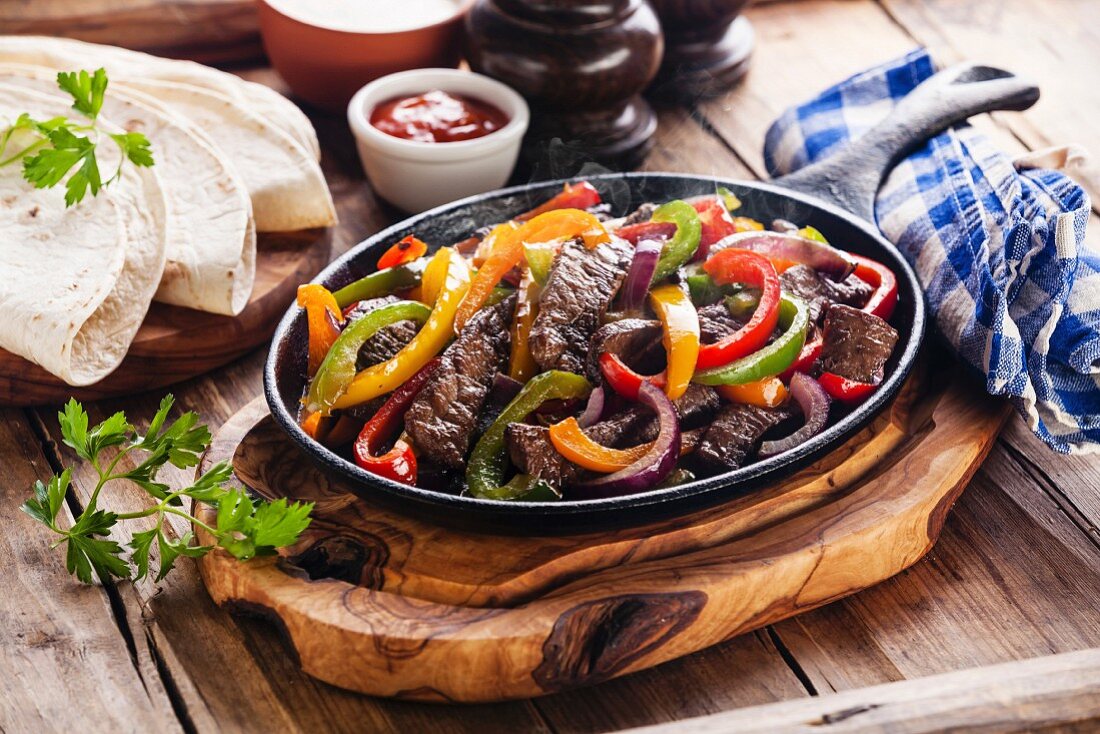 Fajitas mit Rindfleisch und Paprika in der Pfanne (Mexiko)