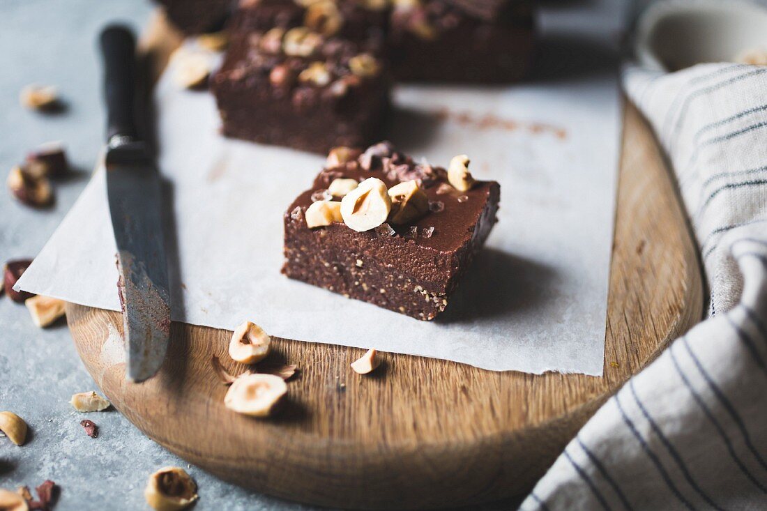 Zuckerfreie Ganache-Brownies mit Haselnüssen ohne Backen (glutenfrei, vegan)