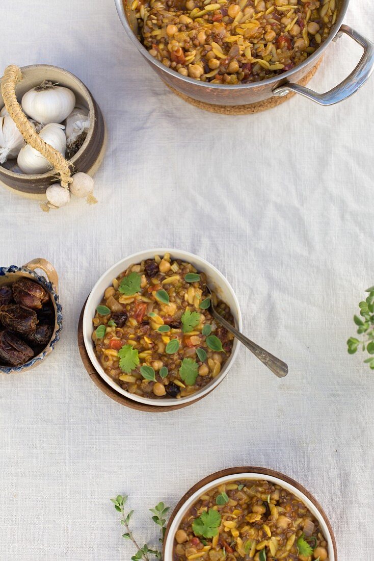 Harira (Fastensuppe, Nordafrika) serviert in Schälchen