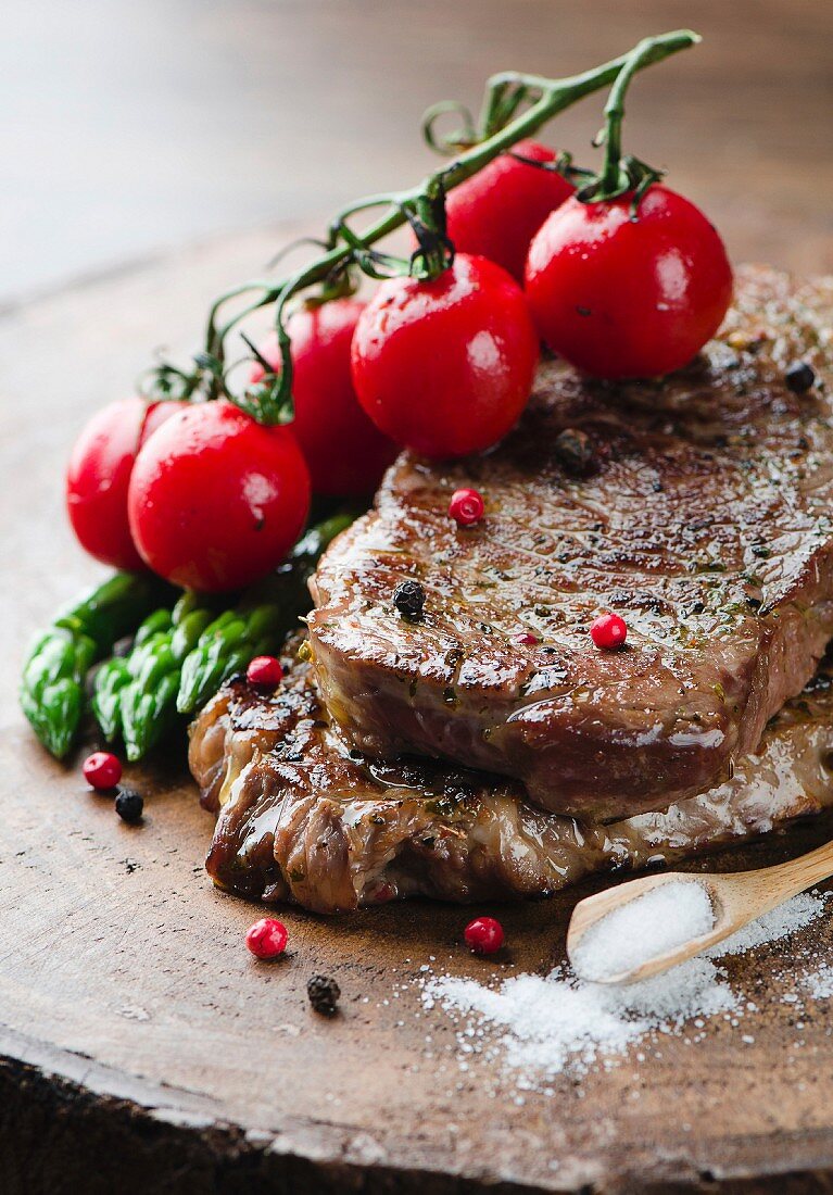 Gegrillte Rindersteaks mit Spargel und Tomaten