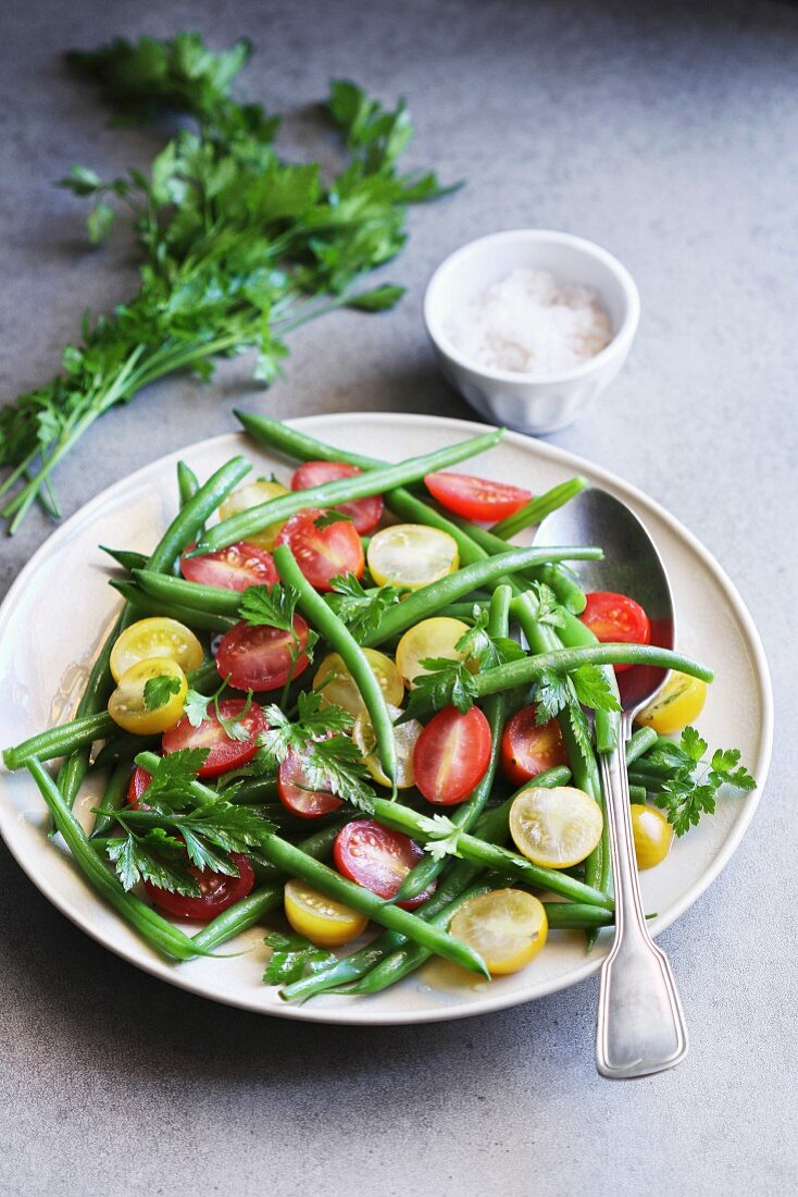 Green bean salad with cherry tomatoes and parsley