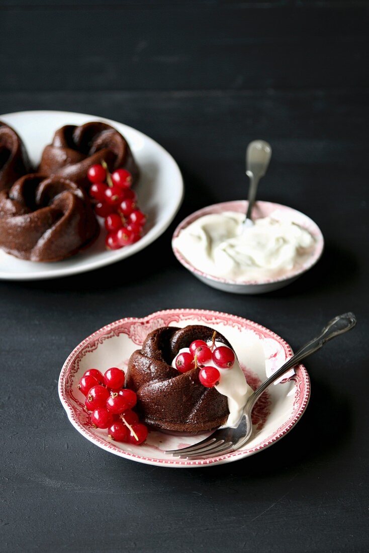 Mini-Schokoladen-Gugelhupf mit roten Johannisbeeren und Sahne