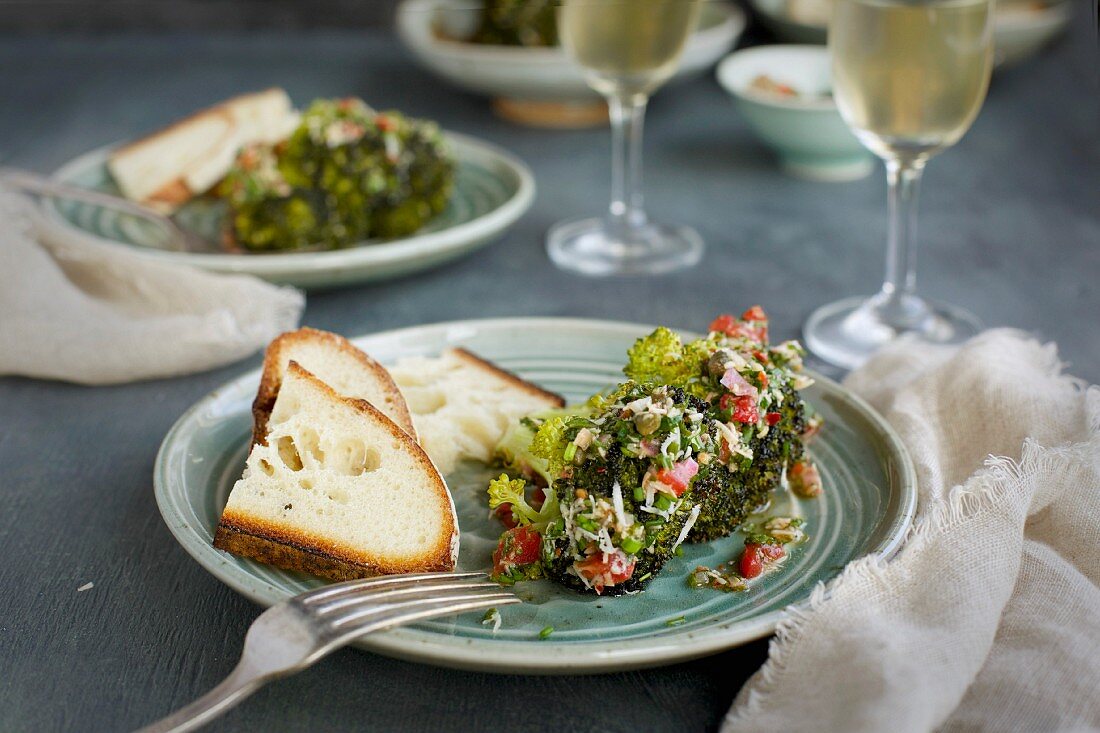 Brokkoli mit Tomaten-Salsa Verde serviert mit Brot und Weißwein