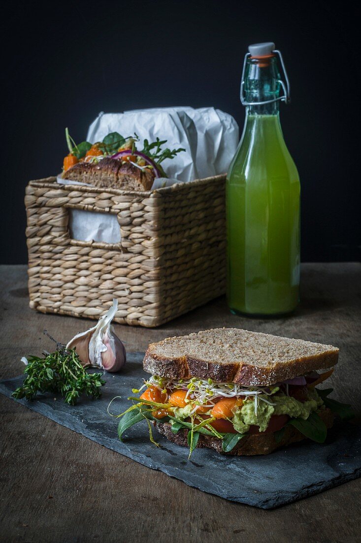 Vegane Sandwiches mit Gemüse und Erbsencreme fürs Picknick