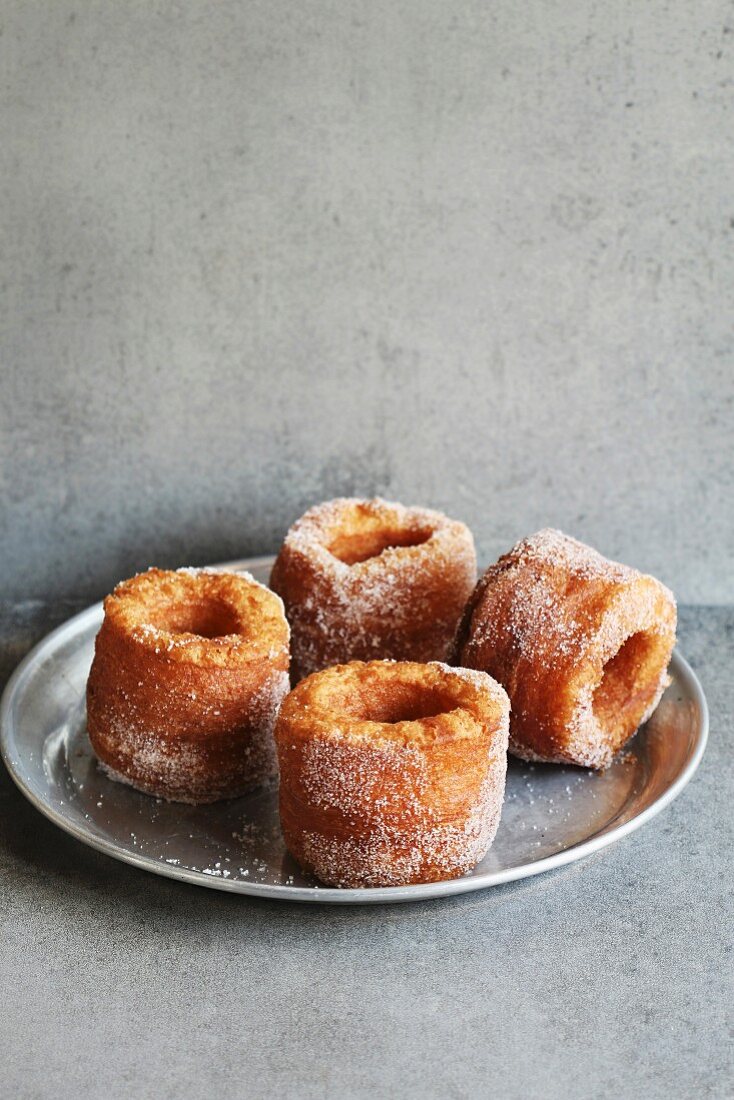 Cronuts (Mischung aus Croissant und Donut) vor grauem Hintergrund