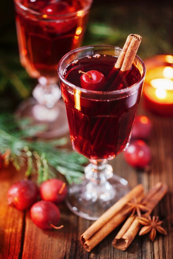 Glühwein mit kleinen Holzäpfeln, Zimtstange und Sternanis