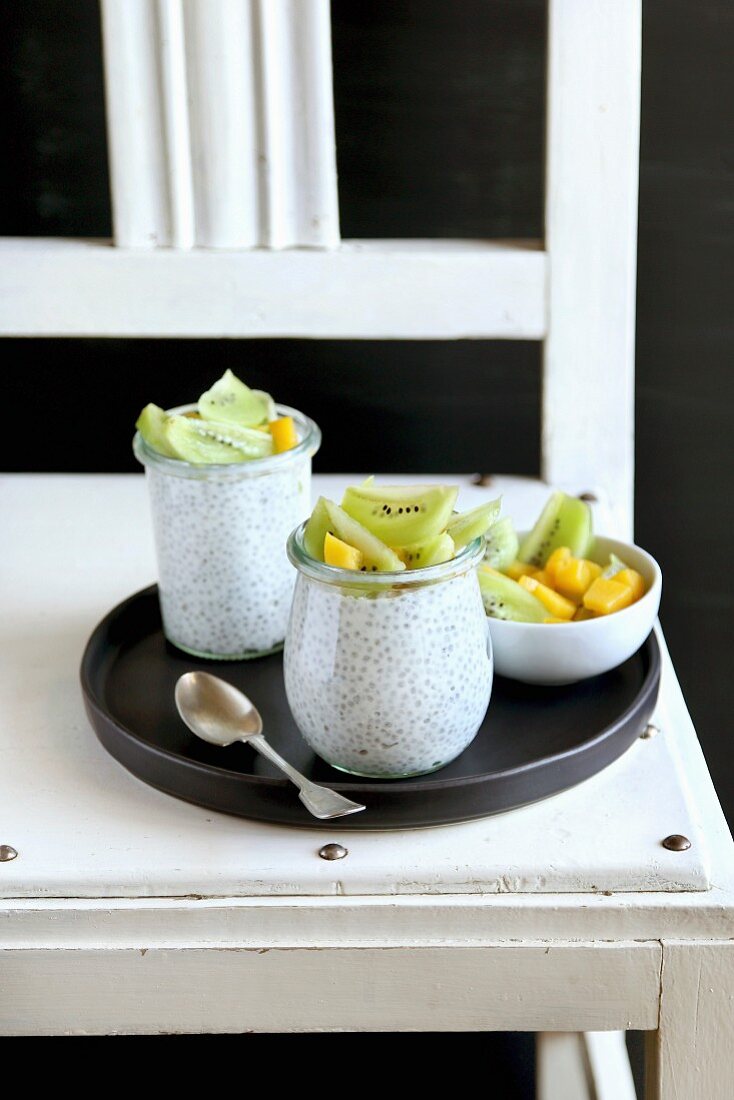 Chia-Pudding zum Frühstück im Glas mit Kiwi und Mango