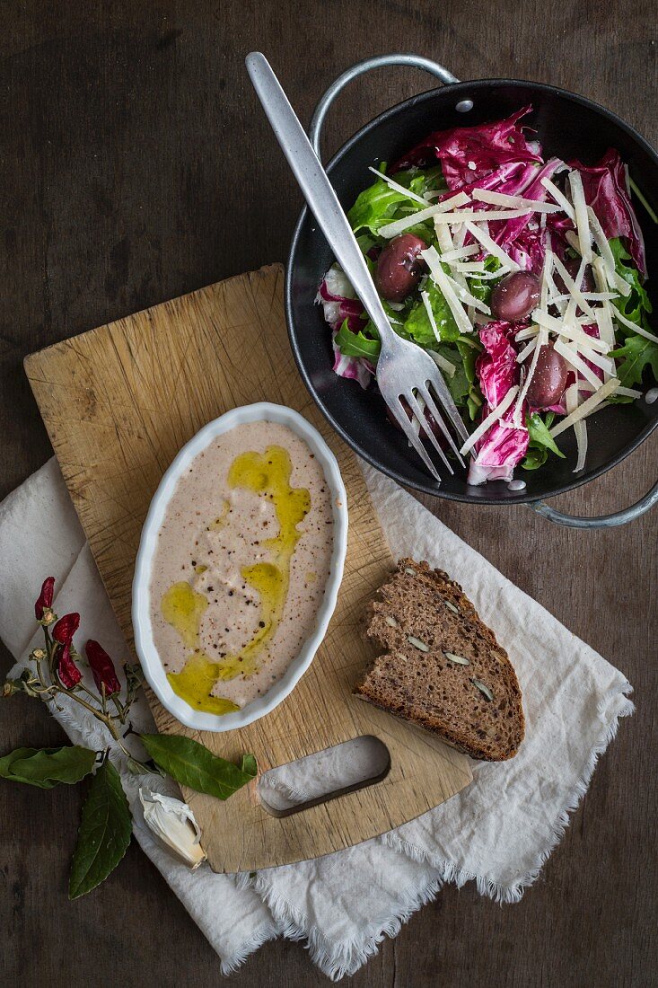 Gemischter Salat und Hummus mit Brot