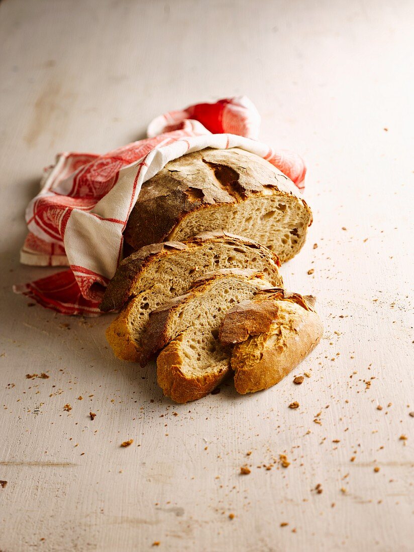 Angeschnittenes Steinofenbrot