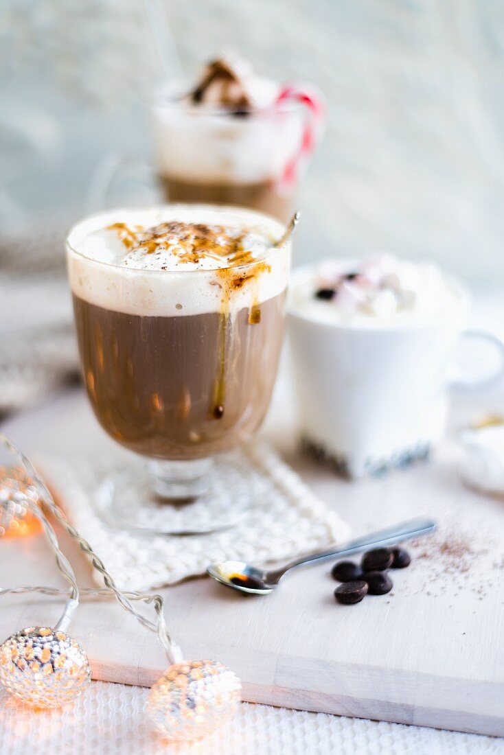 Heiße Schokolade und Kaffee-Getränke zu Weihnachten